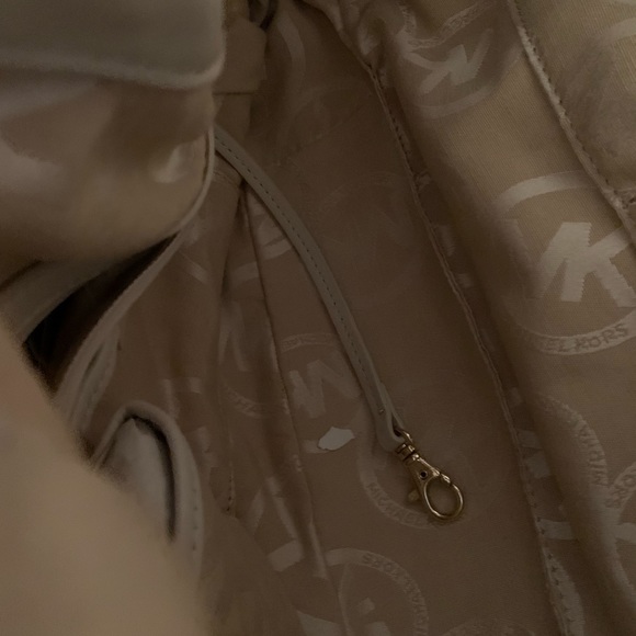 ID CHAIN LARGE MICHAEL KORS HOBO BAG- VANILLA - Picture 5 of 9